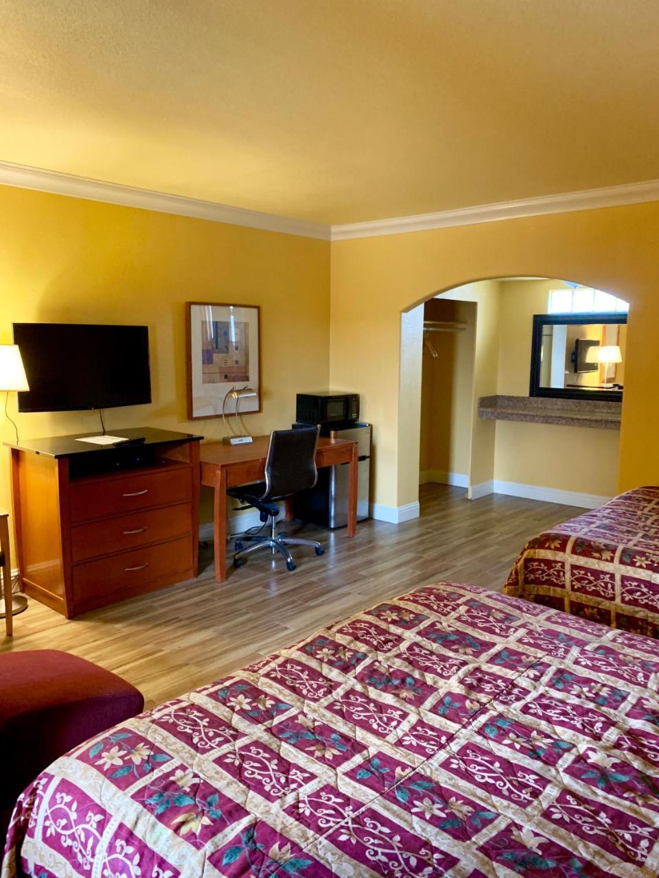 Town & Country Motel Livingston Exterior photo